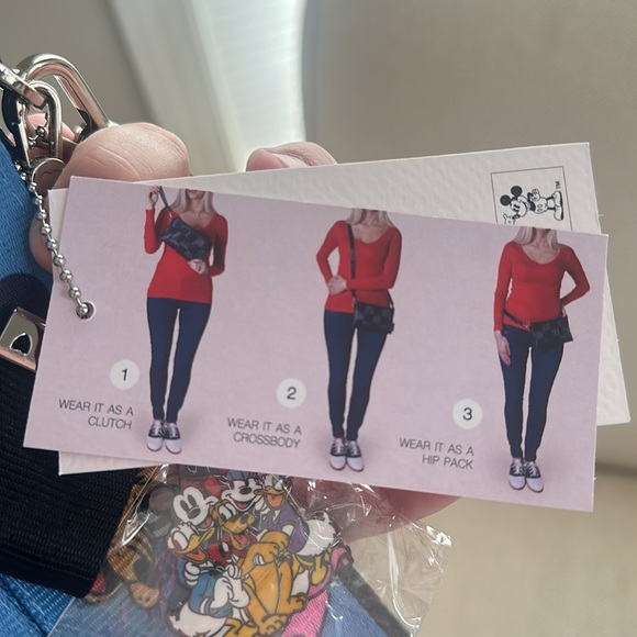 New with tags Mickey and friend Harvey’s seatbelt bags hippack - Picture 5 of 5